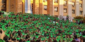 De los diez diputados por Mendoza, cinco votarán en contra del proyecto de legalización del aborto, cuatro lo harán a favor y uno está indeciso\u002E
