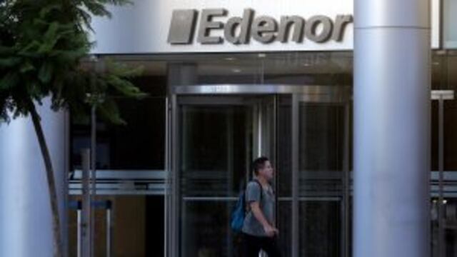 A man walks past an Edenor electric company office in Buenos Aires, Argentina, January 30, 2017. Picture taken January 30, 2017. REUTERS/Marcos Brindicci ciudad de buenos aires  sucursal de edenor en la ciudad de buenos aires
