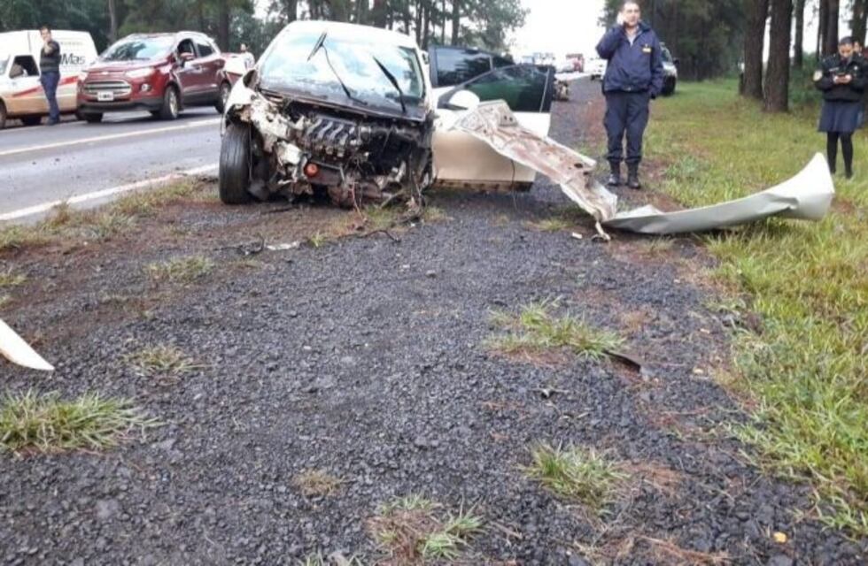Un patrullero chocó de frente con un camión en Santo Pipó