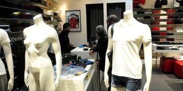 En cuarentena, con negocios sin probador y más compra online, chequear las medidas de las prendas se volvió fundamental\u002E (Foto: Luciano Thieberger)