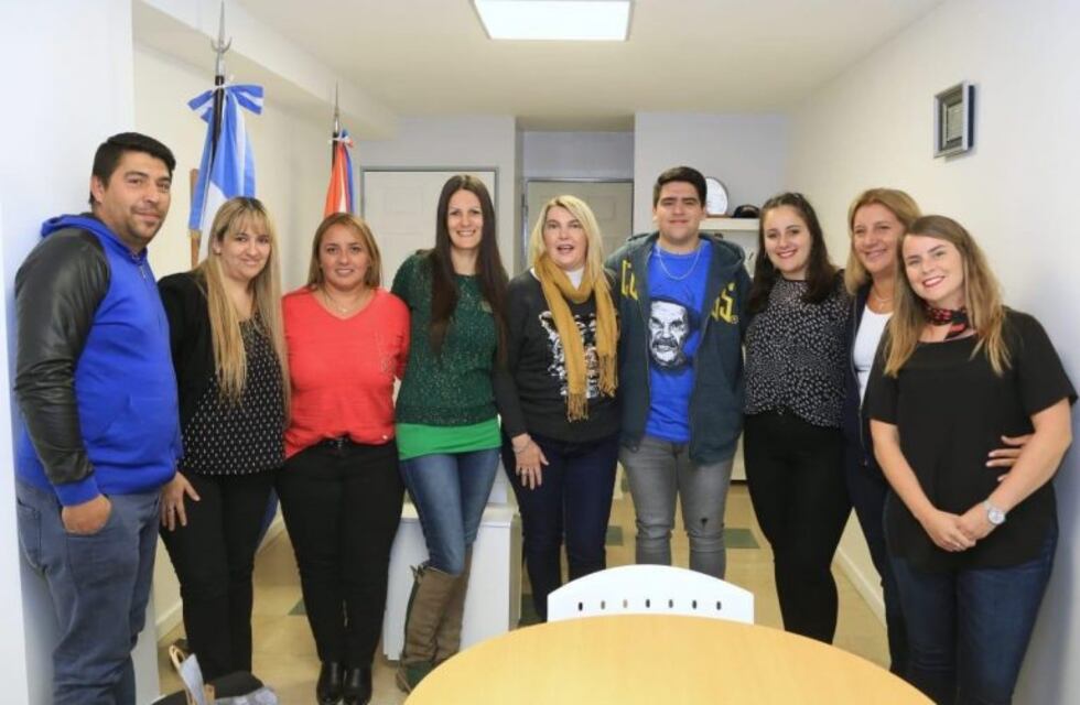 Bertone recibió a estudiantes becados por la Universidad Magallanes