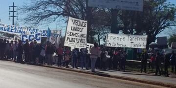 Cortes de ruta en la nacional N° 14 en el cruce Karaben que une la localidad de Oberá con Guaraní (gentileza: El Territorio)\u002E