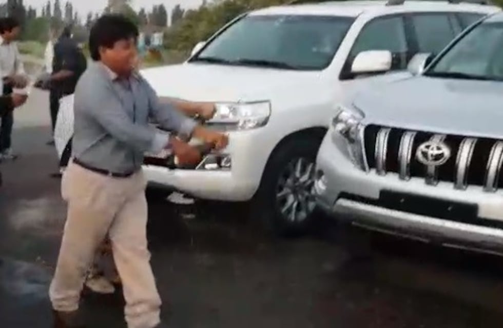 Curioso ritual con cerveza sobre autos de lujo en un barrio privado de Maipú