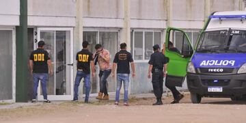 Los 10 rugbiers detenidos por el crimen de Fernando Báez Sosa llegan a la rueda de reconocimiento en Villa Gesell\u002E (Clarín)