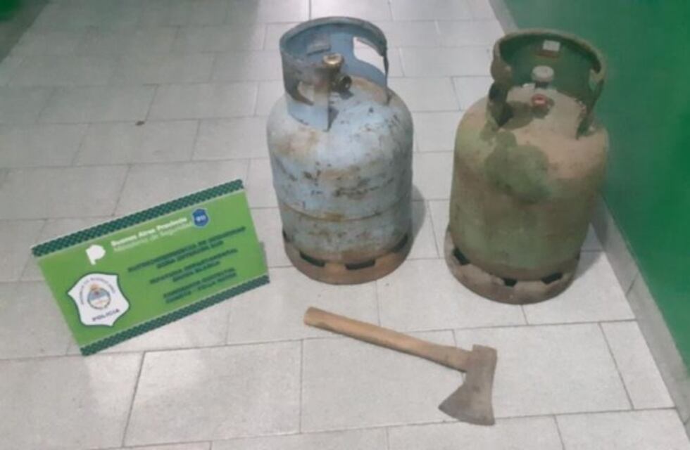 Con garrafas, fuego y un hacha, amenazó a la policía