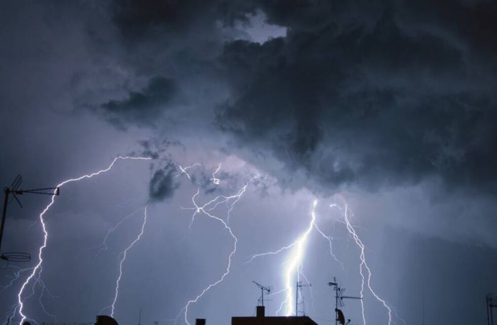 Córdoba: un rayo provocó el incendio de su casa