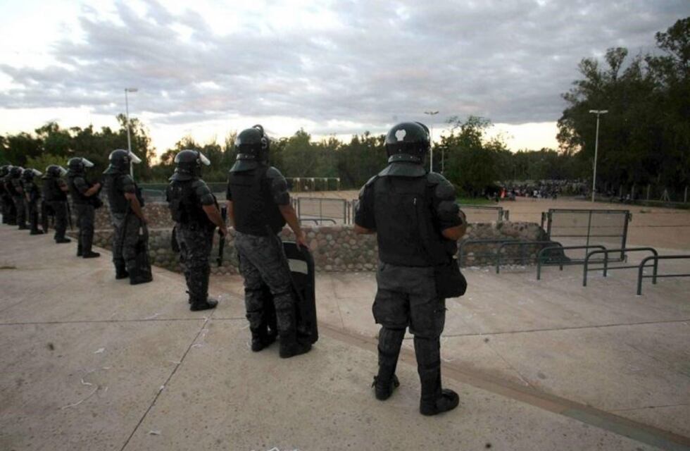 Cerca de 450 policías controlan el partido del Tomba y Racing