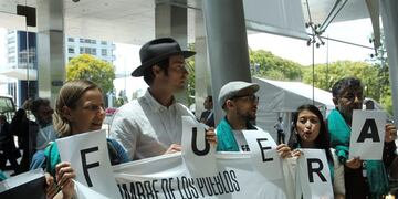 ARG05\u002E BUENOS AIRES (ARGENTINA), 12/12/2017\u002E- Diferentes colectivos protestan en contra de la celebración de la XI Conferencia Ministerial de la Conferencia Ministerial de la Organización Mundial del Comercio (OMC) que tiene lugar hoy, martes 12 de diciembre de 2017, en Buenos Aires (Argentina)\u002E Organizaciones de trabajadores agrícolas de la India, Filipinas, Argentina y Nicaragua entraron en el hotel Hilton, donde tiene lugar el evento, y lanzaron mensajes en contra del organismo internacional\u002E EFE/Alberto Ortiz