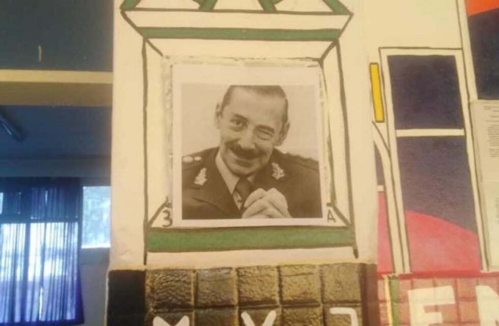 Polémica por estudiantes que colgaron una foto de Videla sobre un mural de la Memoria