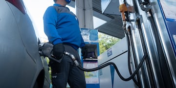 YPF aumentó el combustible: 
La petrolera  realizó un nuevo incremento del 6 % como parte del proceso de ajustes escalonados anunciados en marzo. 
Es el séptimo en cuatro meses.
Foto: Ignacio Blanco / Los Andes