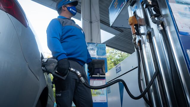 YPF aumentó el combustible: 
La petrolera  realizó un nuevo incremento del 6 % como parte del proceso de ajustes escalonados anunciados en marzo. 
Es el séptimo en cuatro meses.
Foto: Ignacio Blanco / Los Andes