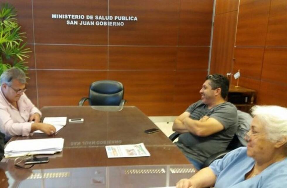 Los médicos siguen sin acordar sueldos y vuelven al paro