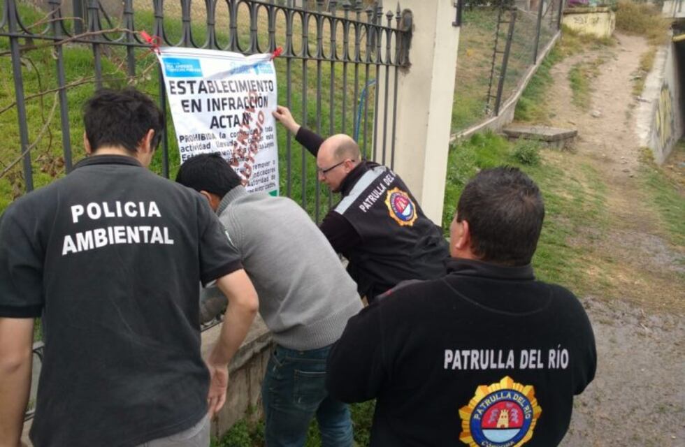 Explotaron cloacas de un complejo de edificios en Costanera