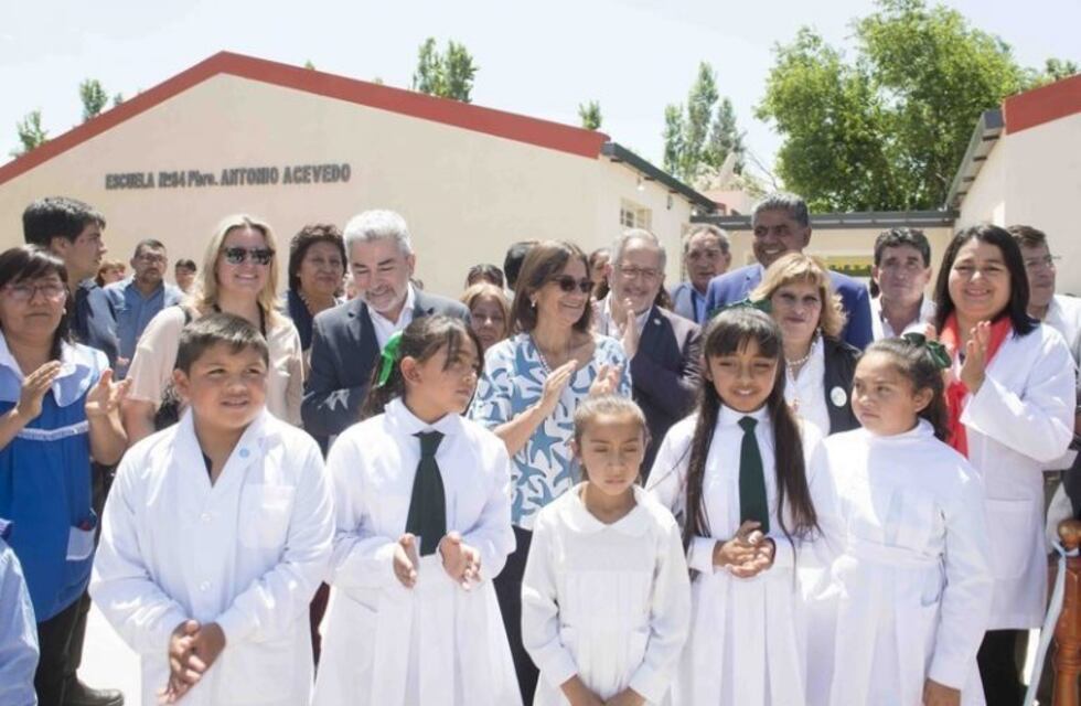 La gobernadora inauguró obras y entregó viviendas en Belén