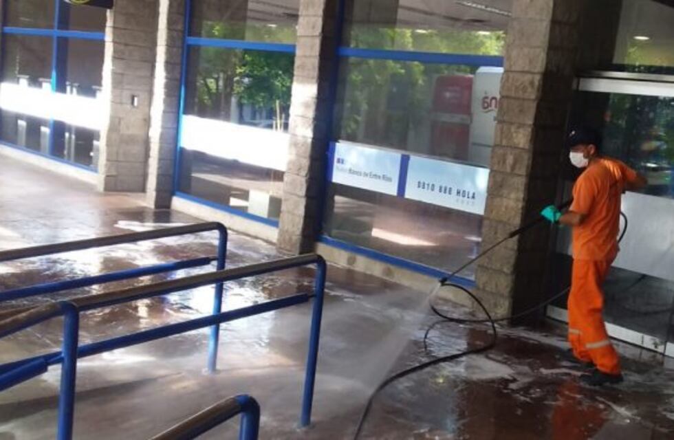 Cobro en banco Bersa de Paraná: sillas en la calle, desinfección y limpieza de manos