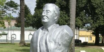 El busto de Néstor Kirchner se instaló en las Cuatro Plazas y desde entonces genera polémica\u002E (Archivo)