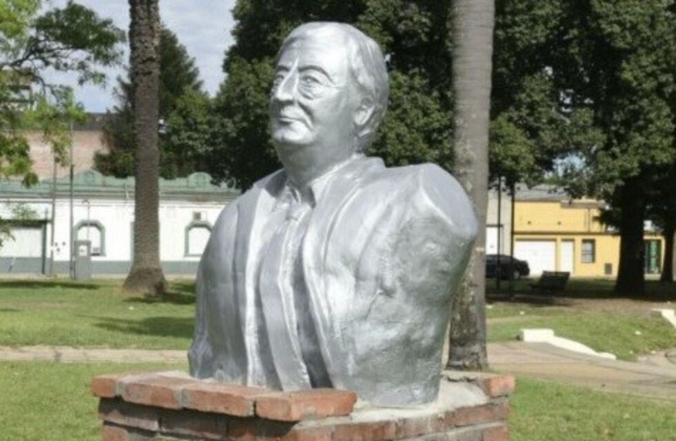 Por los casos de corrupción, piden que se retire el busto de Kirchner de las Cuatro Plazas