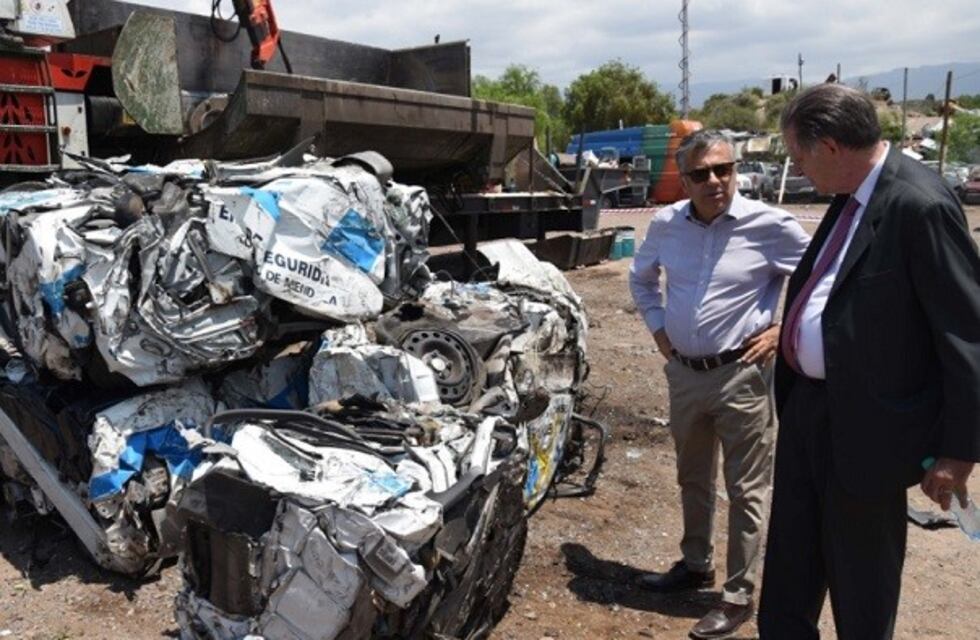 Se realizó una demostración de la compactación de vehículos en Playa San Agustín