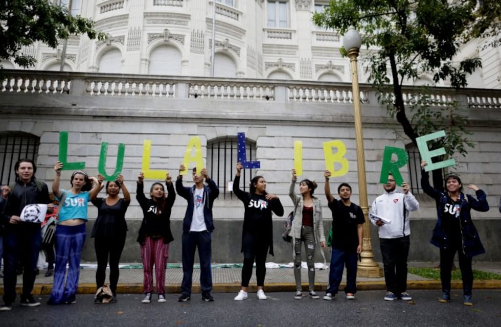 En apoyo a Lula, organizaciones sociales se manifestaron frente a la Embajada de Brasil en Buenos Aires