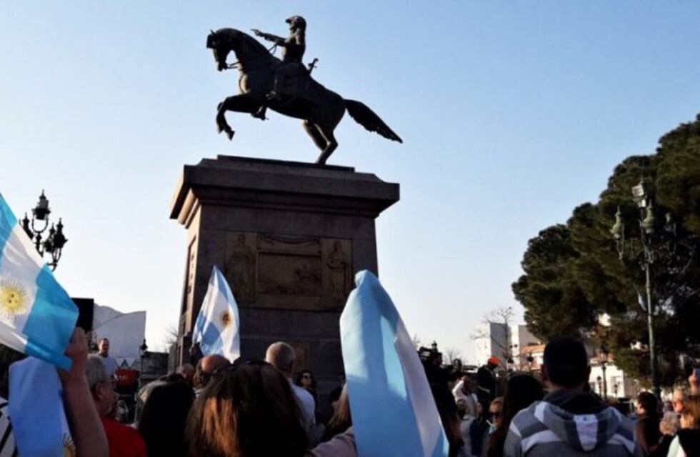 Hubo una movilización en la Plaza San Martín de Santa Rosa en apoyo a Macri