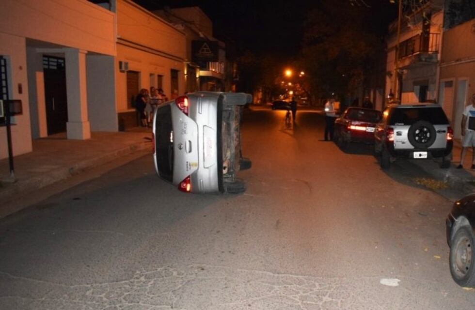 Manejaba alcoholizado y volcó su automóvil en la madrugada
