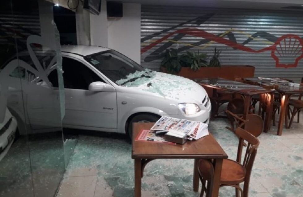 Perdió el control y se incrustó en una estación de servicio