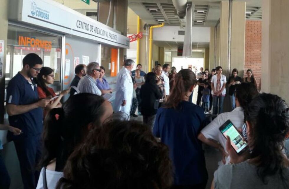 Padres se sumaron al abrazo solidario del Hospital de Niños