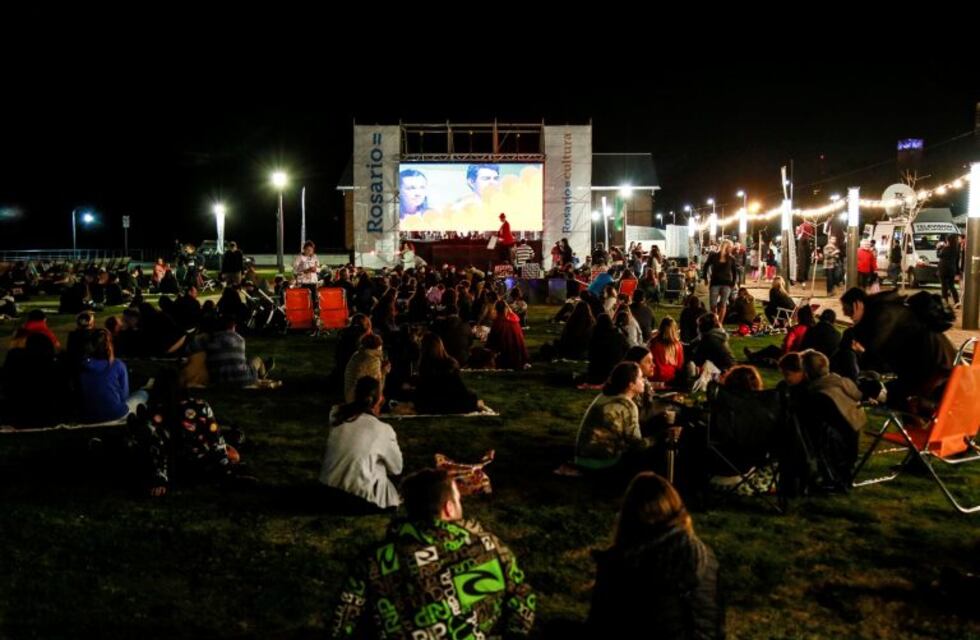 Ni luna ni estrellas: la lluvia obligó a suspender el picnic nocturno en seis plazas