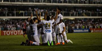 Santos festeja sus goles ante Estudiantes\u002E (Foto: EFE/Fernando Bizerra Jr\u002E)