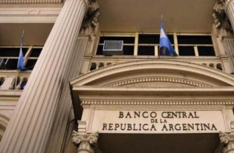 Incertidumbre cambiaria: los depósitos en dólares cayeron 47% en un año