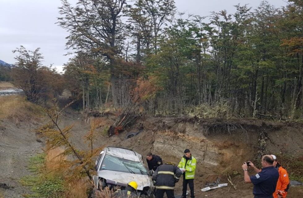 Por la calzada resbaladiza un hombre de 70 años volcó su vehículo en la Ruta 3