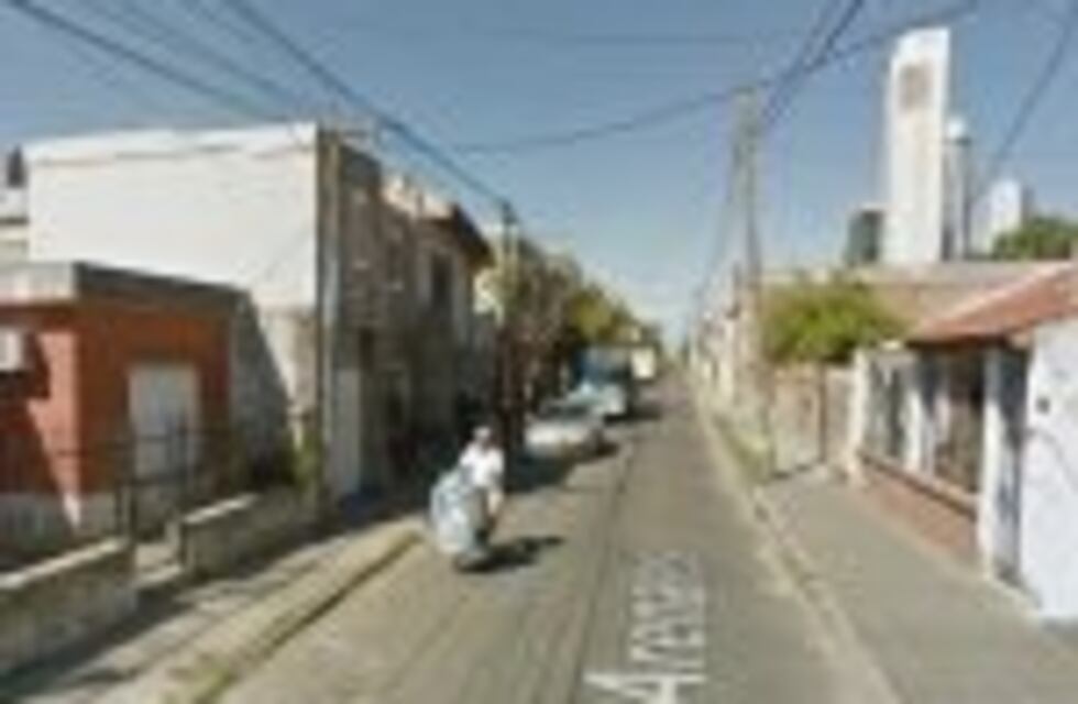 Asaltantes golpearon a un hombre que ingresaba a su casa para robarle el auto, pero los encontró la policía