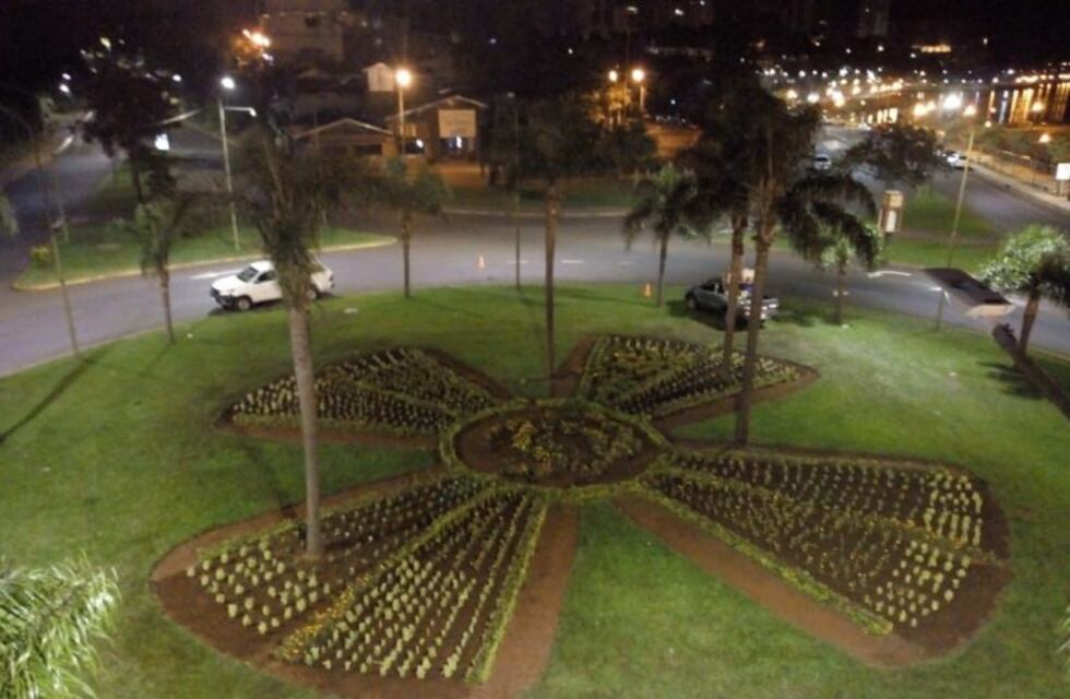 Mil plantines adornan la Rotonda del Papa San Juan Pablo II en la Costanera