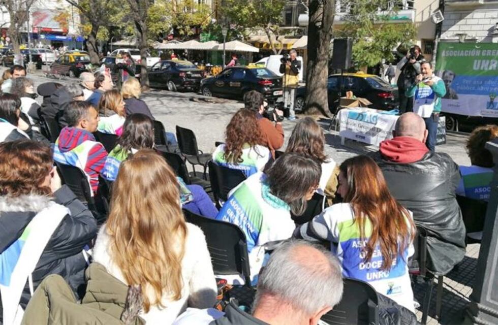 Marcha universitaria en Plaza Roca: docentes ratificaron el paro