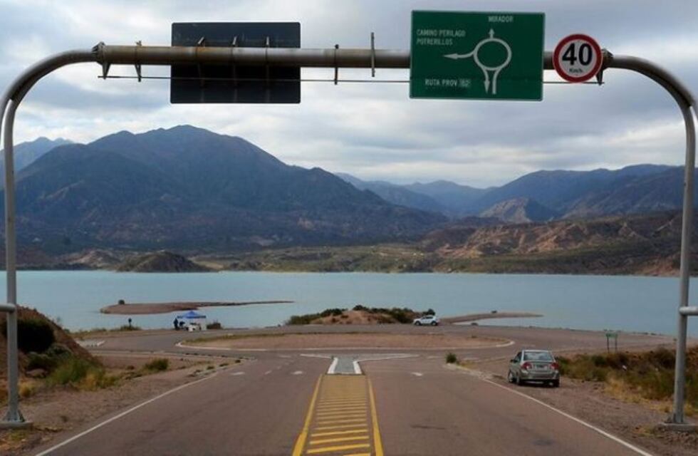 El gobierno busca licitar las tierras del perilago de Potrerillos