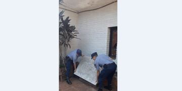 Robaron placas de mármol del cementerio de Oberá