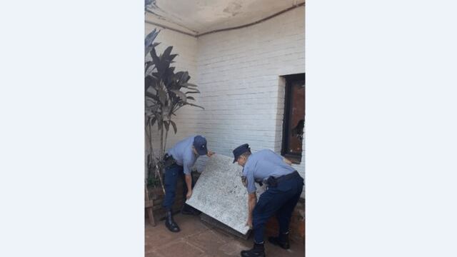 Robaron placas de mármol del cementerio de Oberá