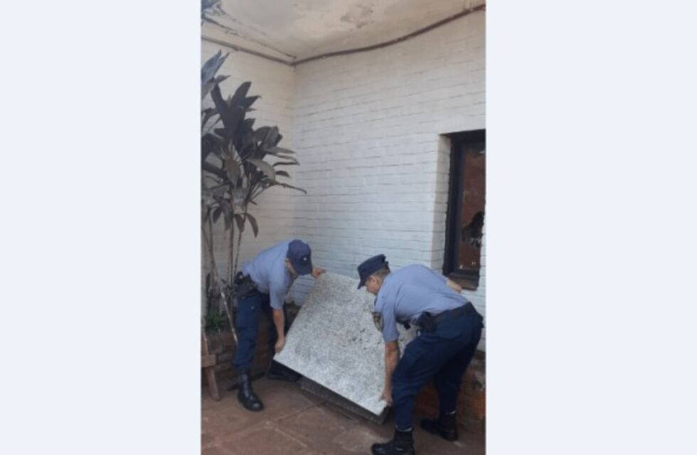 Robaron placas de mármol del cementerio de Oberá