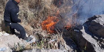 Guardaparques sofocaron un incendio en el cerro San Bernardo