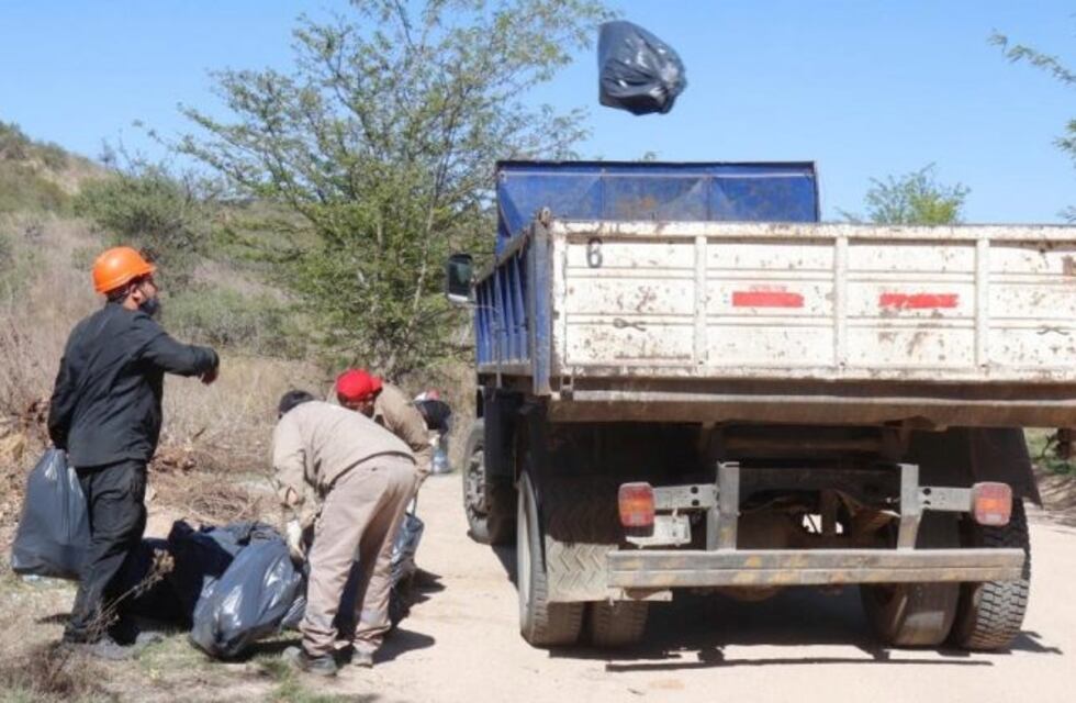 Continúa la ardua tarea de recolección de residuos en los espacios públicos de Carlos Paz