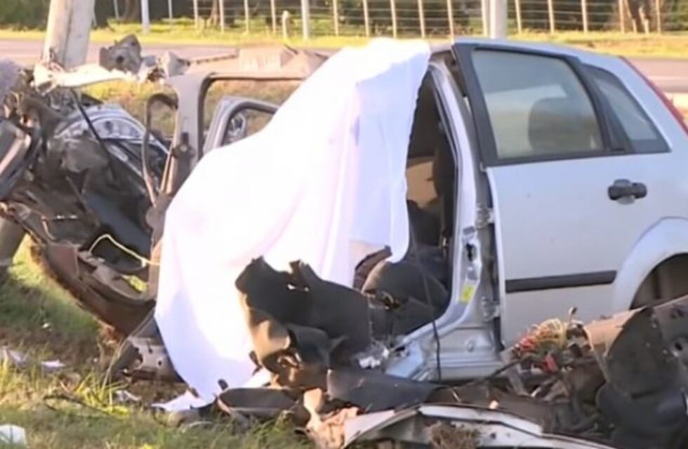 Robó un auto, despistó y murió al chocar con una columna de alumbrado