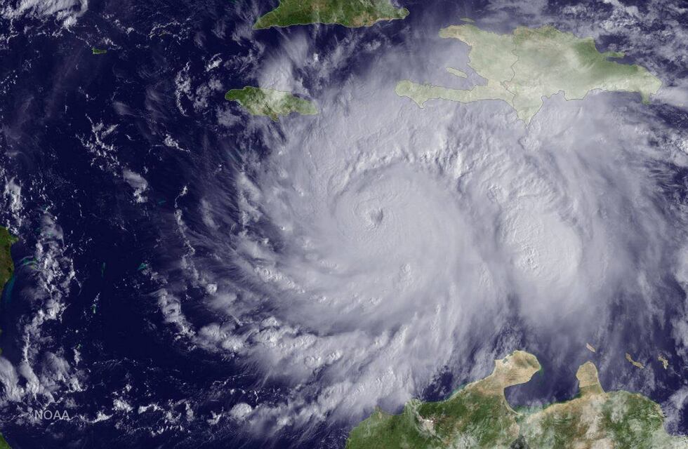 El poderoso huracán Matthew tocó tierra y ahora amenaza al este de Cuba