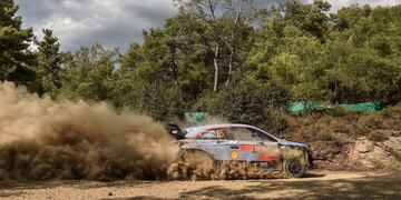 Belgian driver Thierry Neuville steers his Hyundai i20 WRC assisted by co-driver Nicolas Gilsoul during the second day of the 2018 FIA World Rally Championship, at Cicekli district near Marmaris in Mugla, on September 14, 2018\u002E - Sebastien Ogier pushed championship leader Thierry Neuville all the way in the Rally of Turkey, the Frenchman finishing just three tenths of a second behind the Belgian on the second day\u002E (Photo by OZAN KOSE / AFP)