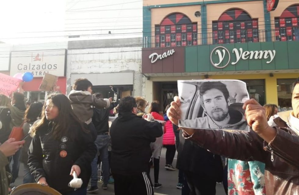Familiares del joven asesinado a la salida de un pub reclamaron justicia