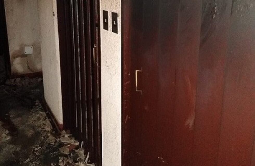 Una mujer herida tras una explosión e incendio en un departamento céntrico