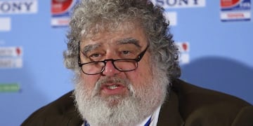 ZU2\u002E ABU DABI (EMIRATOS ÁRABES), 12/07/2017\u002E- Fotografía de archivo del 8 de diciembre de 2009, de Chuck Blazer durante una rueda de prensa en Abu Dabi (Emiratos Árabes)\u002E Charles Gordon Blazer, o Chuck Blazer, quien durante 22 años, de 1991 a 2013, fue la imagen del fútbol estadounidense y de la Concacaf y que en los últimos tres años ayudó al FBI a destapar la trama de corrupción en la FIFA, falleció hoy, miércoles 12 de julio de 2017, a los 72 años, informó The New York Times\u002E \