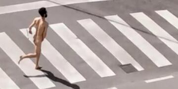 Corría desnudo en plena cuarentena y terminó detenido (Foto: captura video)