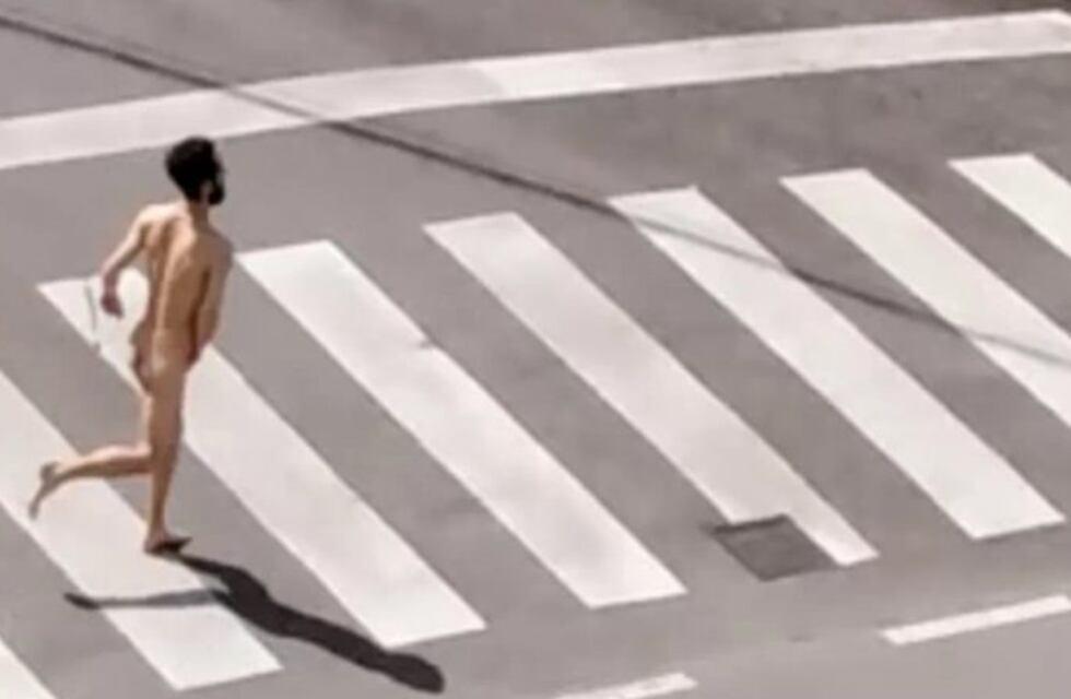 Video: un hombre corría desnudo en plena cuarentena y fue detenido por la policía