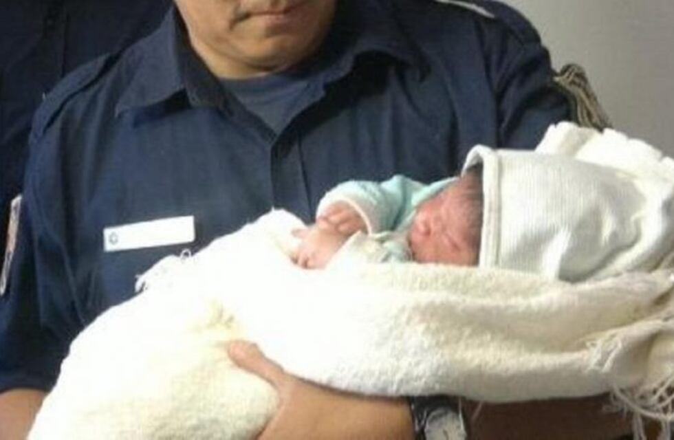 Tres policías ayudaron a dar a luz a una joven madre en una camioneta