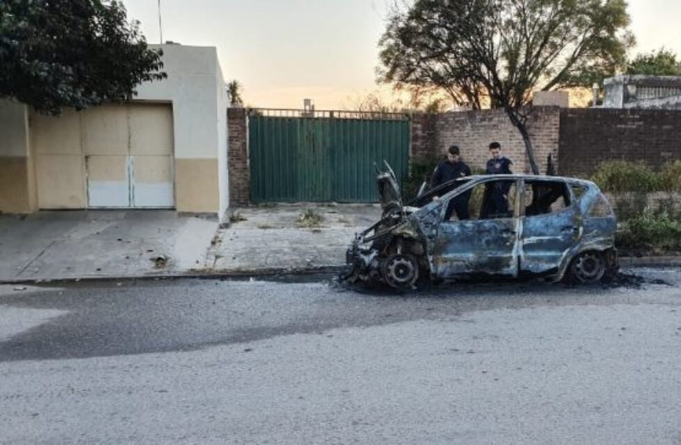 Se prendió fuego un auto en Jesús María